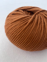 Cargar imagen en el visor de la galería, ESTAMBRE DE LANA MERINO EXTRA FINA