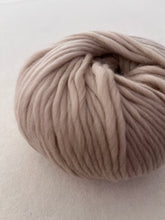 Cargar imagen en el visor de la galería, ESTAMBRE DE LANA MERINO EXTRA FINA